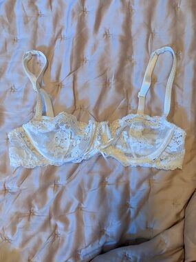 VTG Y2K Victoria’s Secret White Lace Bra 34B Sheer Floral Lace Up Front Coquette
